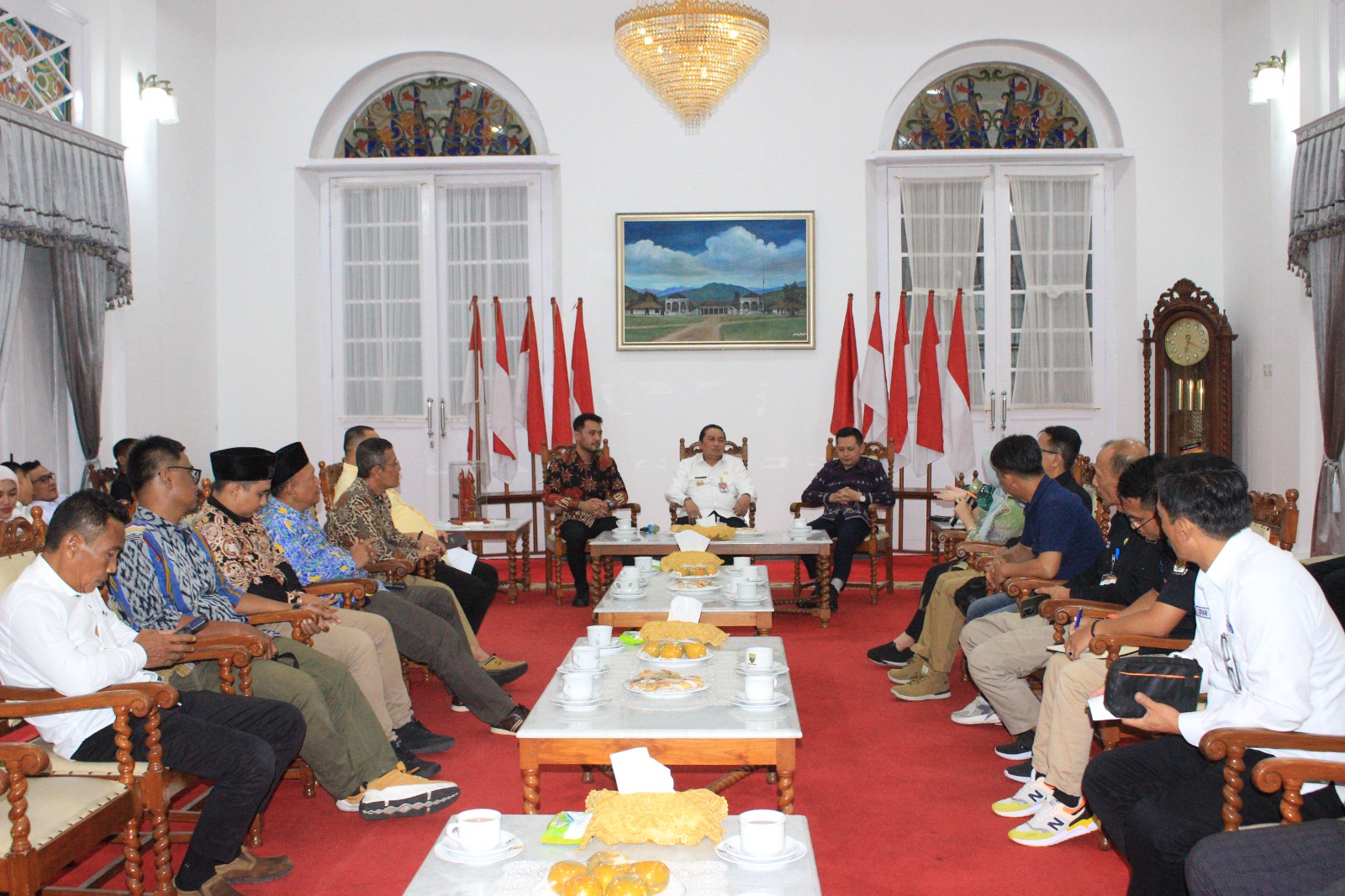 Ketua dan Anggota Bawaslu Kabupaten Sumedang melakukan audiensi dengan PJ Bupati Sumedang Yudia Ramli bertempat di Gedung Negara. Rabu (08/05/2024)