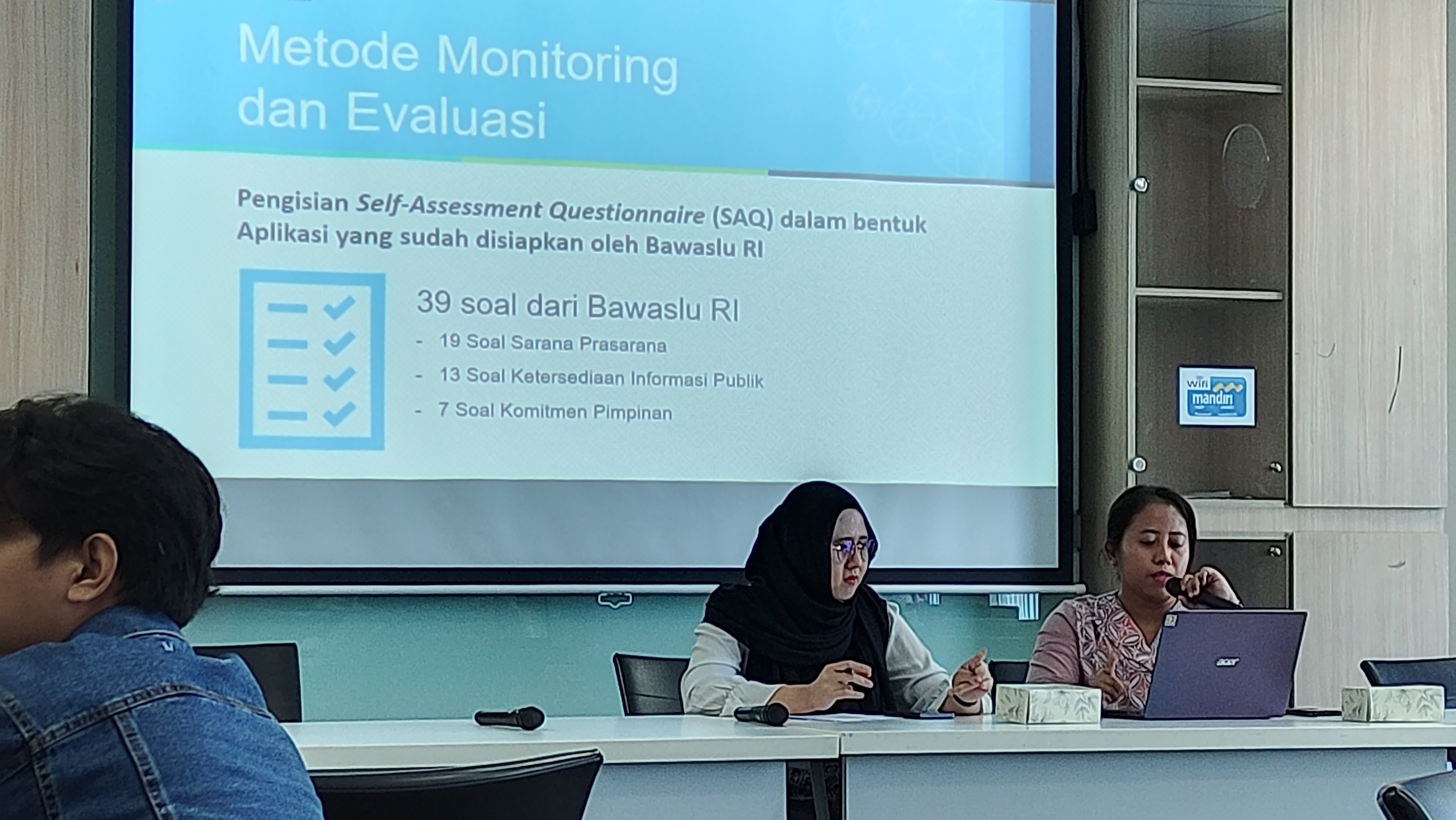 Pemaparan dari staf Pusdatin Bawaslu Republik Indonesia Nuke Kus Yuniati terkait dengan tatacara pengisian SAQ bagi Bawaslu Kabupaten/Kota se-Jawa Barat. Selasa (04/05/2024)