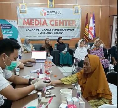 CEK KESEHATAN GRATIS: Sejumlah warga mengikuti pemeriksaan kesehatan gratis di Aula Kantor Bawaslu Kabupaten Sumedang, Jalan Karapyak, Sumedang, Jawa Barat, Kamis (20/8/2026). Kegiatan layanan kesehatan gratis yang diselenggarakan Bawaslu Kabupaten Sumedang berkolaborasi dengan tenaga medis puskesmas ini digelar dalam rangka memperingati HUT ke-81 Kemerdekaan RI sekaligus HUT ke-8 Bawaslu Kabupaten Sumedang. (Foto: Humas Bawaslu Kabupaten Sumedang)