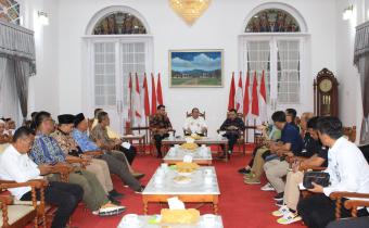 Ketua dan Anggota Bawaslu Kabupaten Sumedang melakukan audiensi dengan PJ Bupati Sumedang Yudia Ramli bertempat di Gedung Negara. Rabu (08/05/2024)