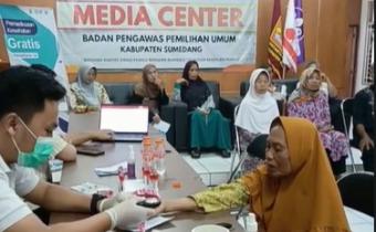 CEK KESEHATAN GRATIS: Sejumlah warga mengikuti pemeriksaan kesehatan gratis di Aula Kantor Bawaslu Kabupaten Sumedang, Jalan Karapyak, Sumedang, Jawa Barat, Kamis (20/8/2026). Kegiatan layanan kesehatan gratis yang diselenggarakan Bawaslu Kabupaten Sumedang berkolaborasi dengan tenaga medis puskesmas ini digelar dalam rangka memperingati HUT ke-81 Kemerdekaan RI sekaligus HUT ke-8 Bawaslu Kabupaten Sumedang. (Foto: Humas Bawaslu Kabupaten Sumedang)