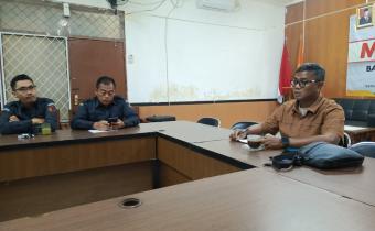 Anggota Bawaslu Kabupaten Sumedang, Ryan Syaifurrakhman, memimpin rapat internal penguatan fungsi Sumber Daya Manusia (SDM) bersama jajaran sekretariat di Kantor Bawaslu Kabupaten Sumedang, Selasa (24/2/2026). Rapat tersebut menekankan pentingnya menjaga ritme kerja dan efektivitas tugas sesuai divisi masing-masing pada periode non-tahapan.