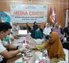 CEK KESEHATAN GRATIS: Sejumlah warga mengikuti pemeriksaan kesehatan gratis di Aula Kantor Bawaslu Kabupaten Sumedang, Jalan Karapyak, Sumedang, Jawa Barat, Kamis (20/8/2026). Kegiatan layanan kesehatan gratis yang diselenggarakan Bawaslu Kabupaten Sumedang berkolaborasi dengan tenaga medis puskesmas ini digelar dalam rangka memperingati HUT ke-81 Kemerdekaan RI sekaligus HUT ke-8 Bawaslu Kabupaten Sumedang. (Foto: Humas Bawaslu Kabupaten Sumedang)