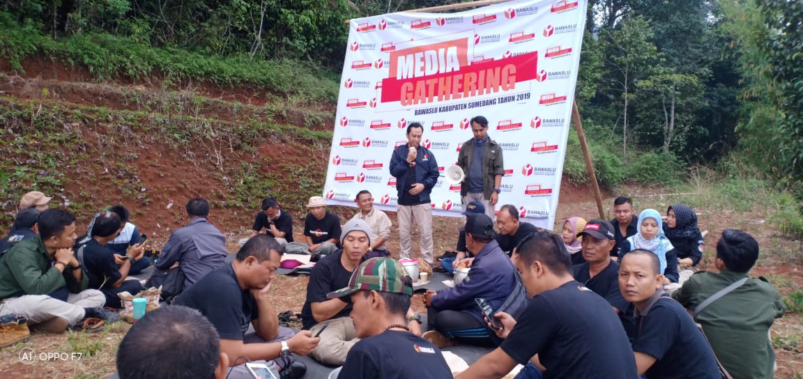 Bapak Sutarno (Berdiri Tengah) Anggota Bawaslu Provinsi Jawa Barat memberikan arahan di acara Media Gathering Bawaslu Kabupaten Sumedang dan Media Massa di Nangorak Camp, Sumedang, 26 Nopember 2019