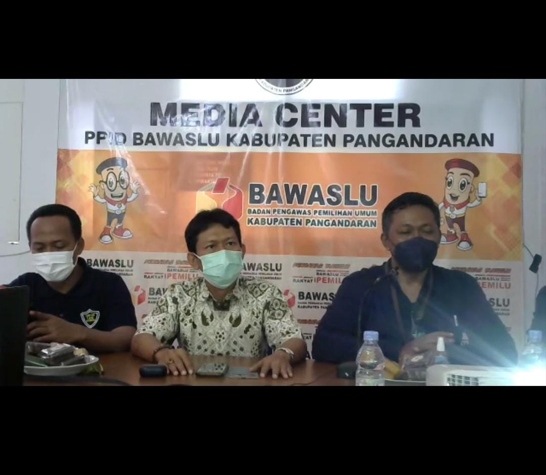Pimpinan Bawaslu Provinsi Jawa Barat Yulianto SH Bersama Pimpinan Bawaslu Kabupaten Pangandaran saat mengikuti acara SADIDA di Kantor Bawaslu Pangandaran. Selasa, 29 Juni 2021.