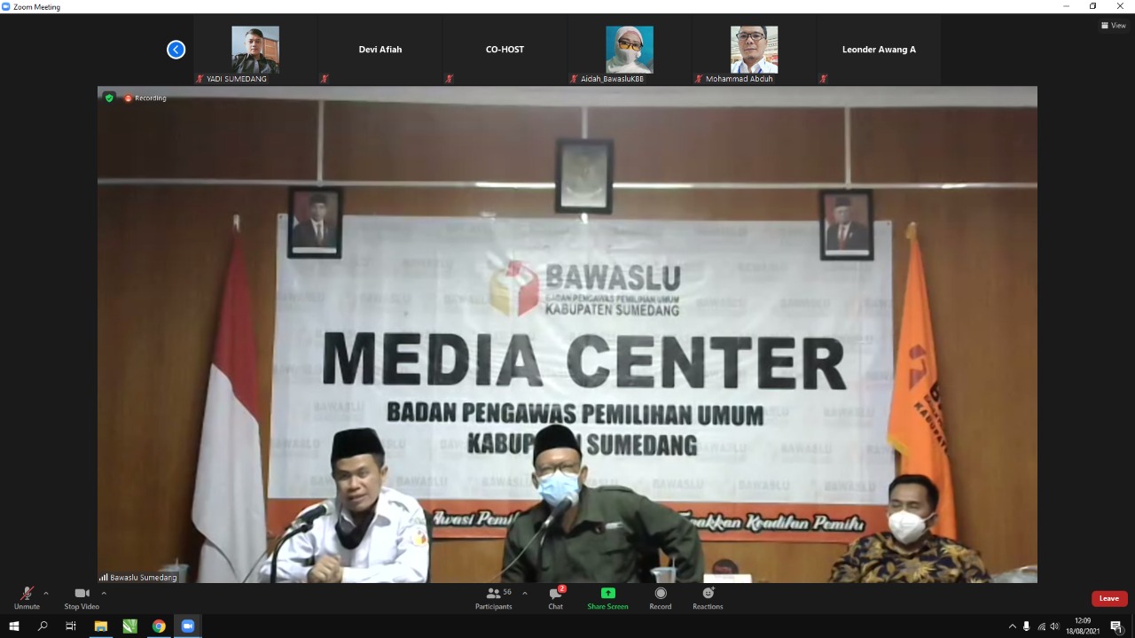 Pimpinan Bawaslu Kabupaten Sumedang Memaparkan Materi SADIDA Yang Diikuti Bawaslu Kabupate/Kota se-Jawa Barat, Rabu (18/08/2021)
