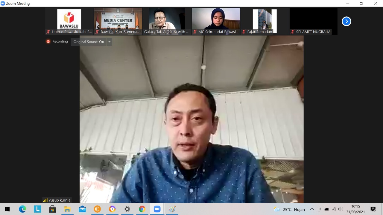 Koordinator Divisi Hukum Bawaslu Jawa Barat Memaparkan Materi Teekait Literasi Politik Bagi Generasi Z, Selasa (31/08/2021)