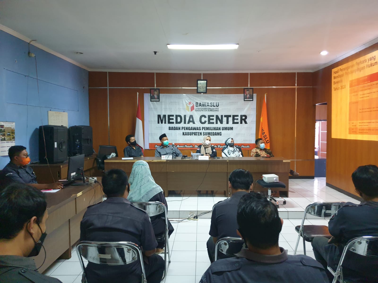 Pimpinan Bawaslu Jawa Barat Lolly Suhenty Saat Memberikan Arahan Di Rapat Dalam Kantor Terkait Advokasi Pelanggaran Dan Pidana Pada Pemilu Atau Pemilihan, Selasa (28/09/2021)
