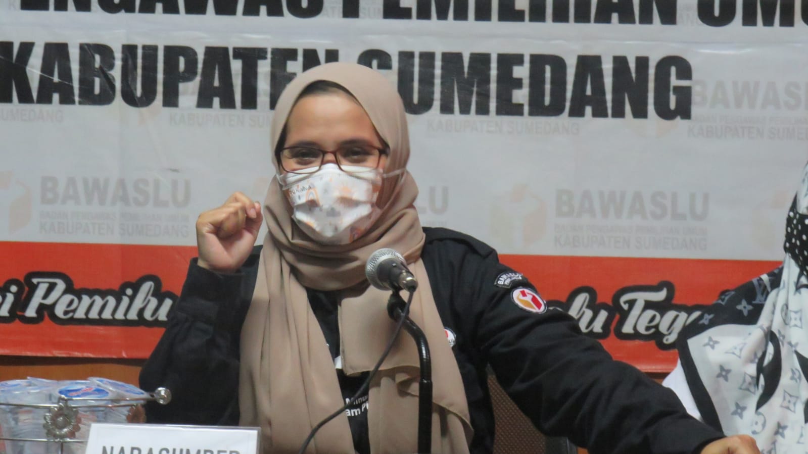Pimpinan Bawaslu Jawa Barat Lolly Suhenty Saat Memberikan Arahan Di Rapat Dalam Kantor Terkait Advokasi Pelanggaran Dan Pidana Pada Pemilu Atau Pemilihan, Selasa (28/09/2021)