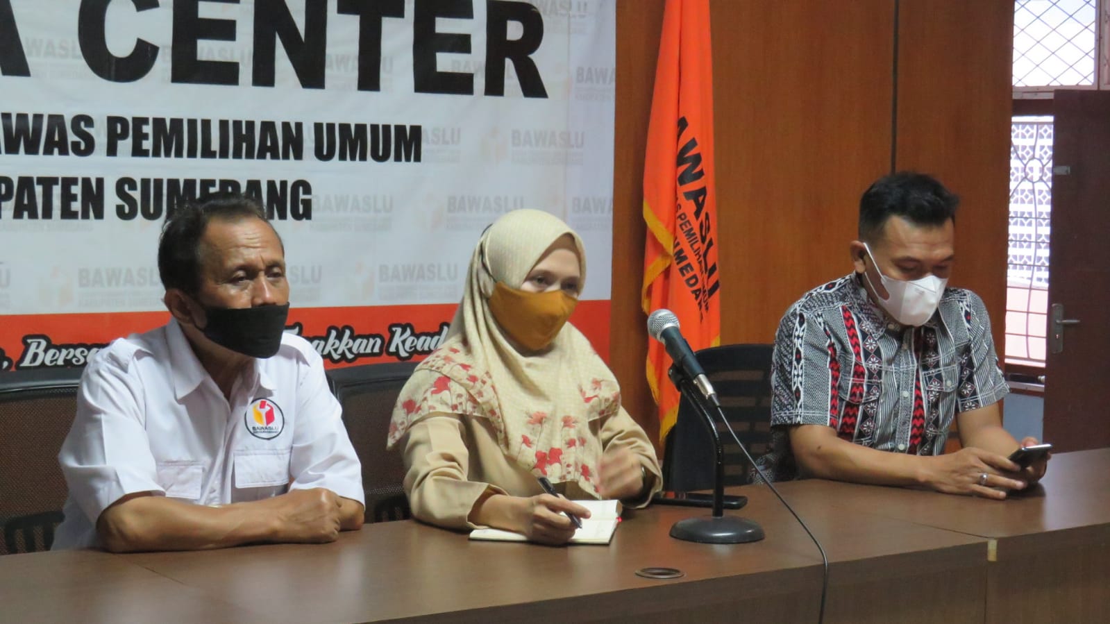 Pimpinan dan Koordinator Sekretariat Bawaslu Kabupaten Sumedang Mendengarkan Pemaparan Materi Yang Disampaikan Oleh Ketua Bawaslu Jawa Barat Abdullah Dahlan Terkait Kesiapan SDM dan Organisasi Bawaslu, Kamis (07/10/2021)