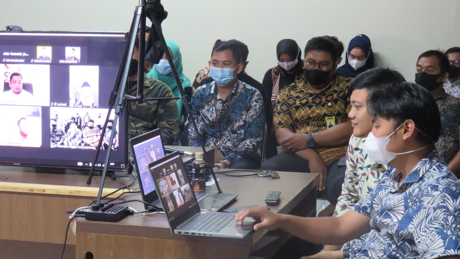 Staff Kesekretariatan Mendengarkan Materi Dari Ketu Bawaslu Provinsi Jawa Barat Abdullah Dahlan, Kamis (07/10/2021)