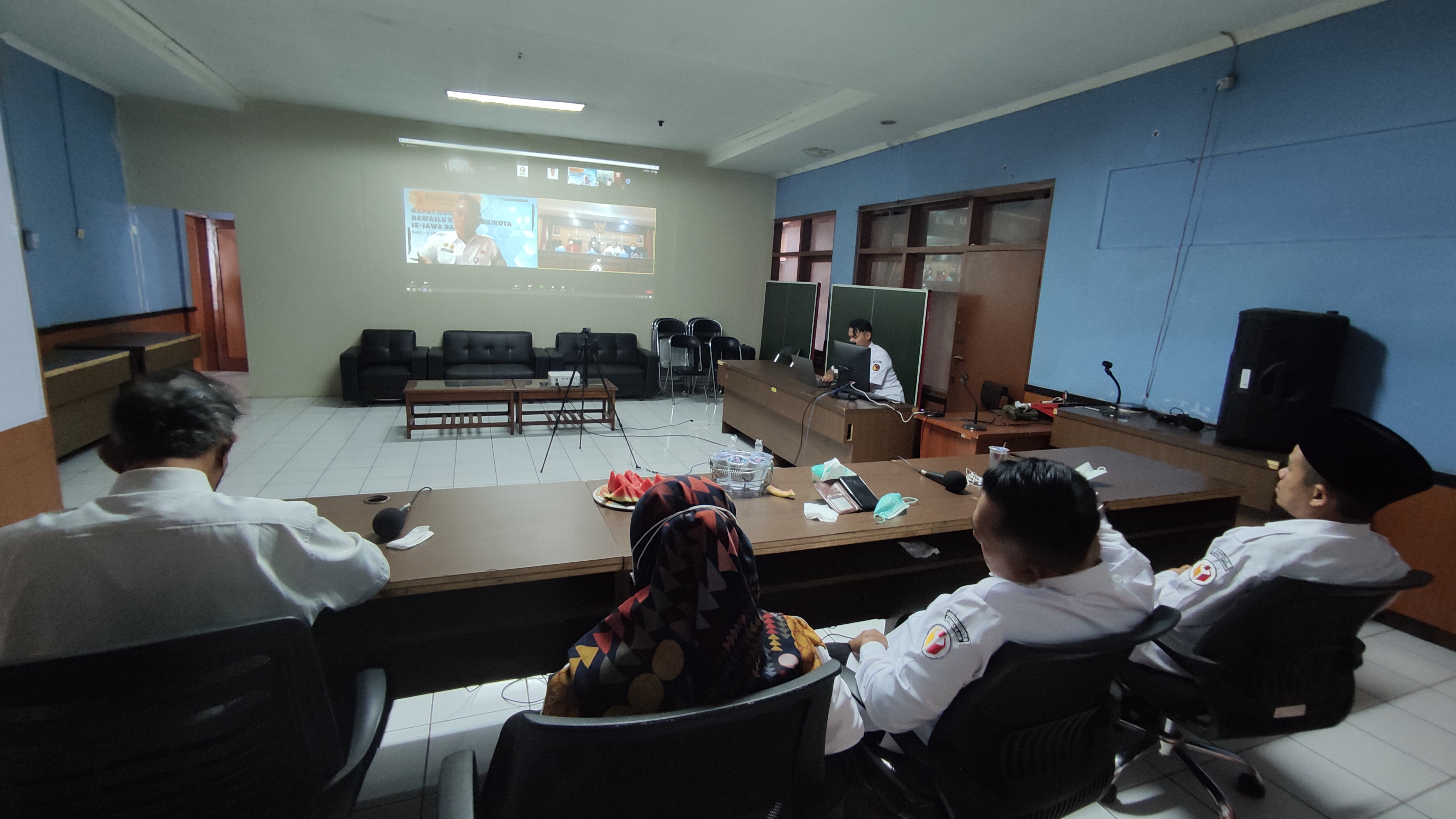 Ketua dan Anggota Bawaslu Kabupaten Sumedang Mendengarkan Arahan dari Pimpinan Bawaslu Jawa Barat, Rabu (12/01/2022)